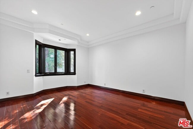 Building Photo - 4536 Vanalden Ave