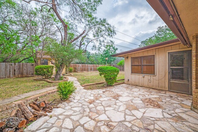 Building Photo - Thousand Oaks neighborhood! Over 1800 sqft!