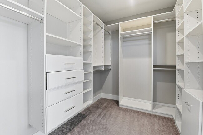 Building Photo - $5,640.95, $300 off the first month's rent, 4 Beds - 5 Bath, Townhouse in Denver with Office!