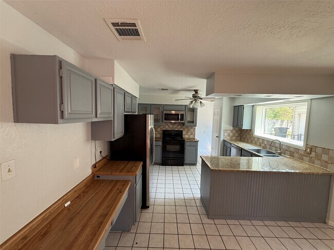Building Photo - 4330 Meadow Springs Dr