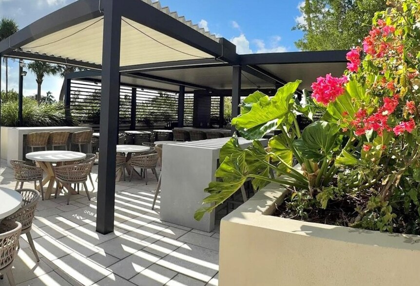 Building Photo - 400 S Pointe Dr