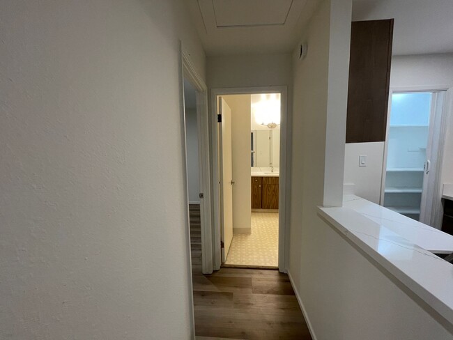Building Photo - beautiful top-floor 1 bedroom and 1 bathro...