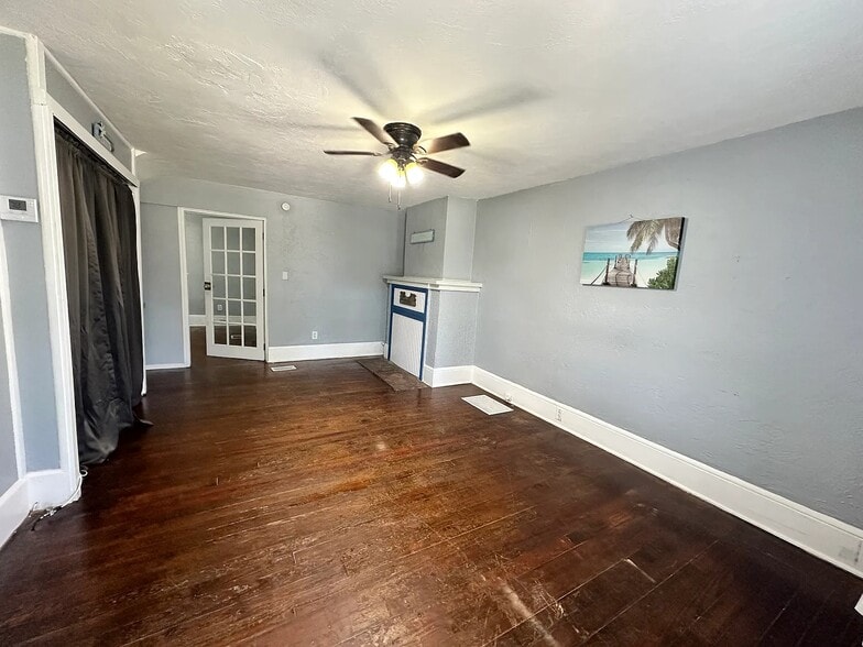 Building Photo - 827 N Oleander Ave