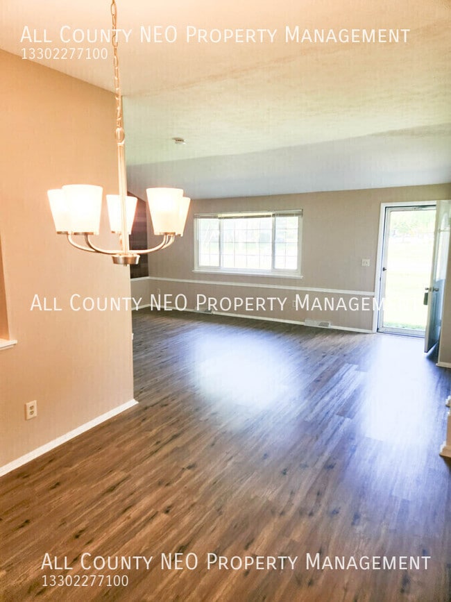 Building Photo - 5727 Carolyn Dr