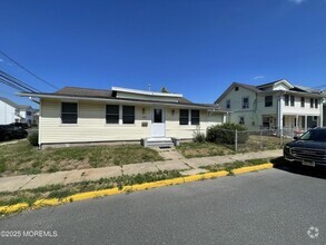 Building Photo - 1800-1802-1802 Pine Terrace