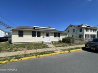 Building Photo - 1800-1802-1802 Pine Terrace