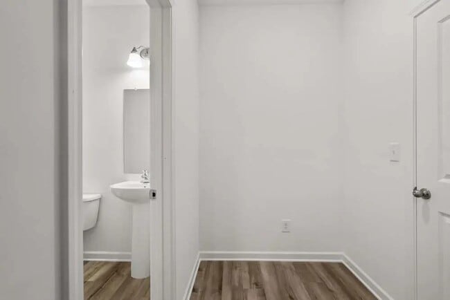 Building Photo - 2076 Boxwood Cir
