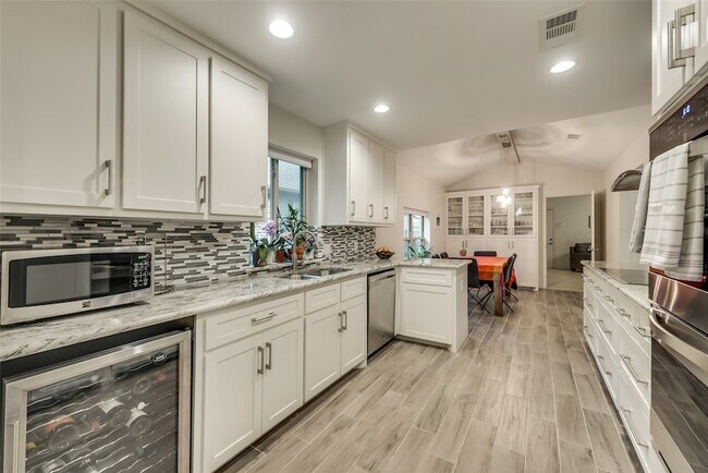 Building Photo - 6931 Echo Bluff Dr
