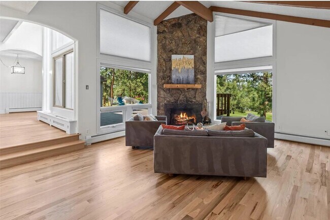 Building Photo - Exquisite Townhome in Hiwan on Golf Course!