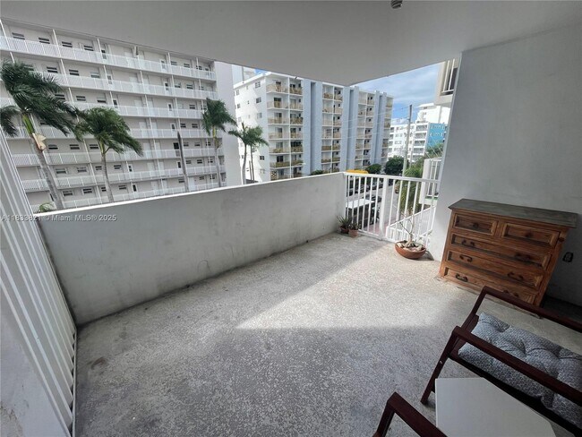 Building Photo - 1331 Lincoln Rd