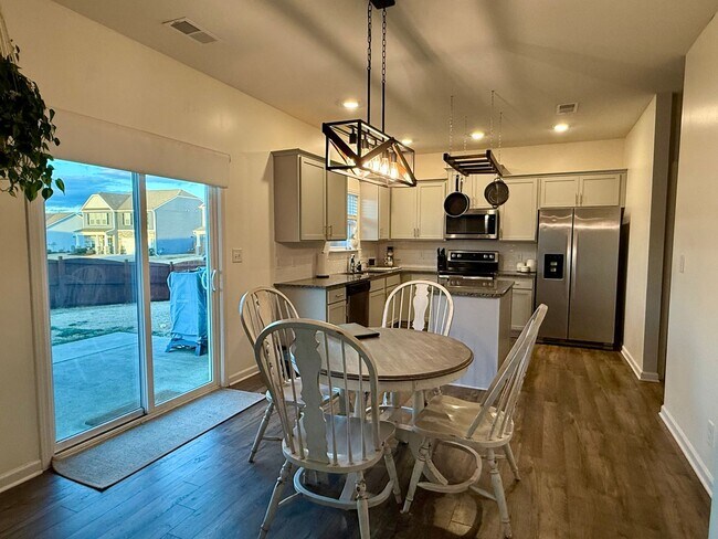 Building Photo - Beautiful 4 bedroom 2.5 bath home located in the Cliffs subdivision!