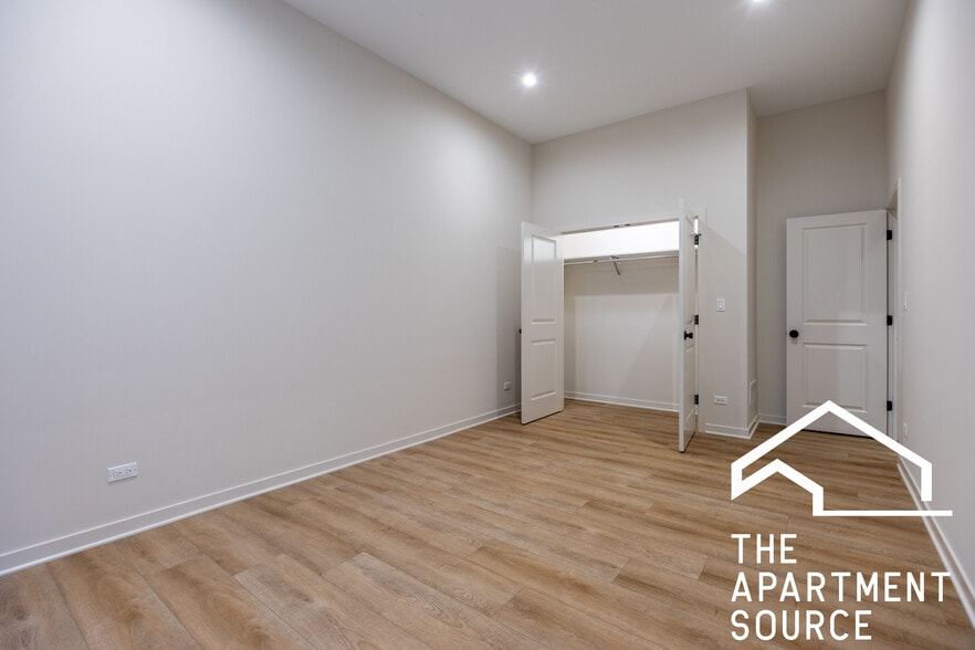 Building Photo - 3207 N Narragansett Ave