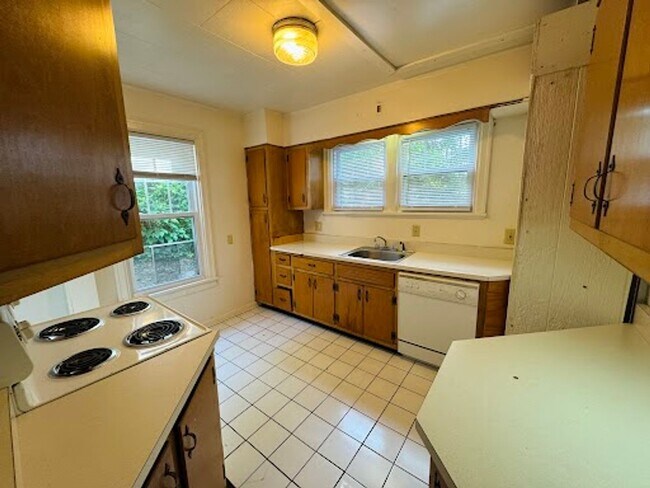 Building Photo - 4 Bedroom/ 1 Bathroom House - Great View (...