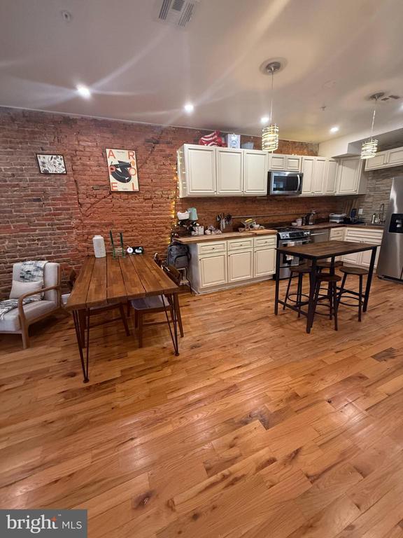 Building Photo - 2005 N Mascher St