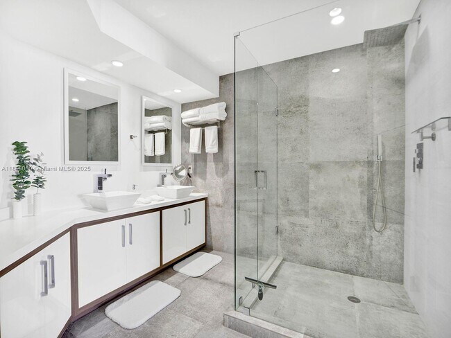 Building Photo - 888 Brickell Key Dr