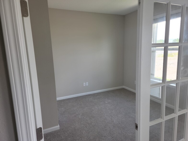 Building Photo - 808 Cherry Elm Dr