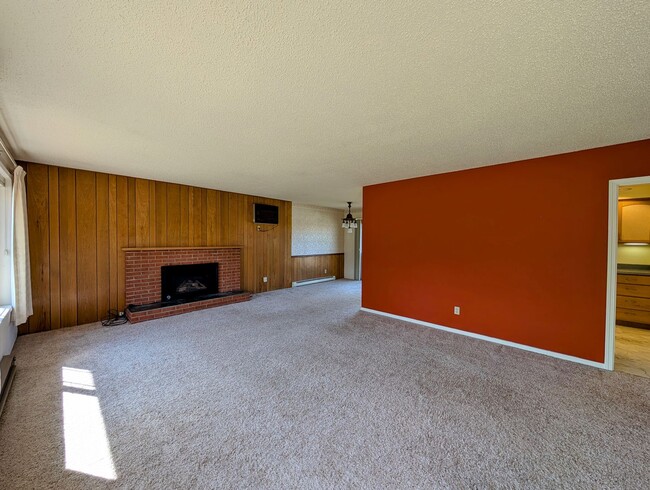 Building Photo - Over Sized 3-Bed, 2.5-Bath SFH w/ 2-Car Garage, & Fenced Backyard!