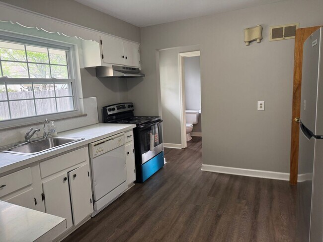 Building Photo - 3 Bedroom 1.5 bathroom Single Family Home, Upper Arlington Schools