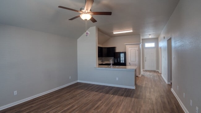 Building Photo - 610 Hollyhock Dr