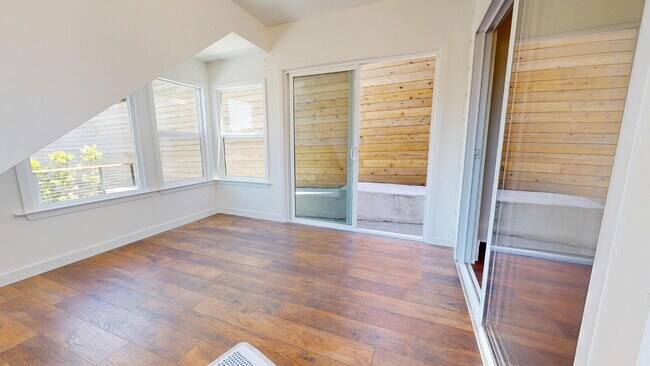 Building Photo - Spacious 3BD/3BA Home with Sunroom, Renova...