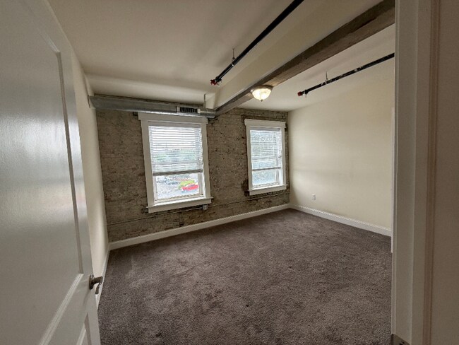Building Photo - 883 Broadway