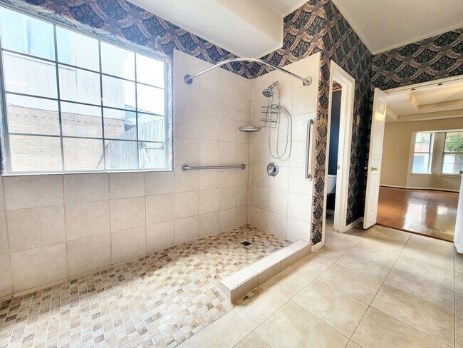 Building Photo - 3/BR, 2/BA Home with Spacious Layout & Lar...