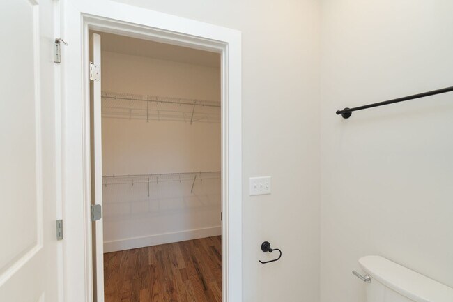 Building Photo - Modern 4 Bedroom Townhome in Southside Chattanooga