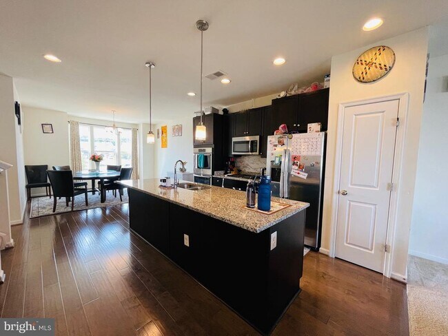 Building Photo - 419 Foxglove Way