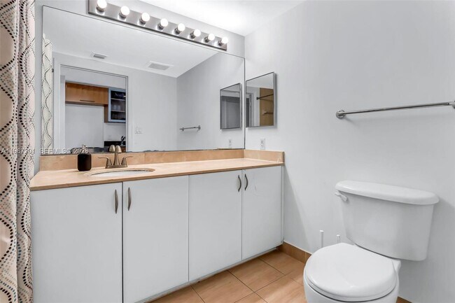 Building Photo - 1750 N Bayshore Dr