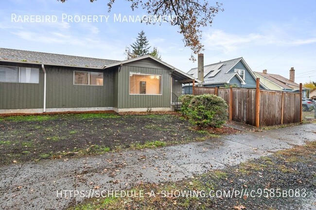 Building Photo - Newly Remodeled, 3 Bedroom plus bonus room...