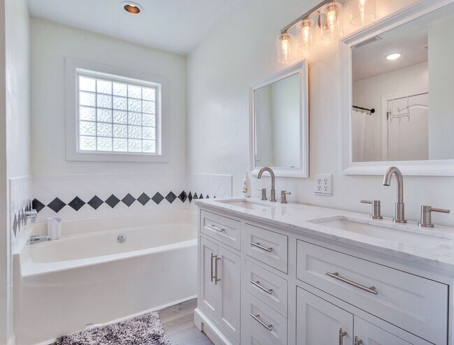 Building Photo - 202 Weeping Hollow Ct