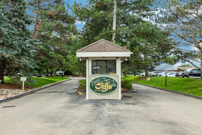 Building Photo - 893 Cliffs Dr
