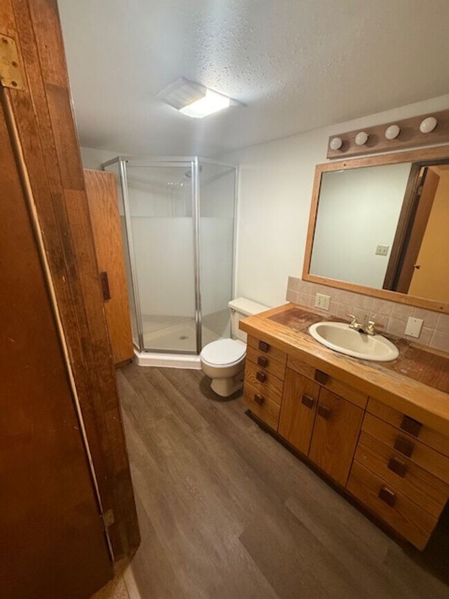 Building Photo - 4 Bedroom, 2.5 Bathroom Townhouse, Close to MSU