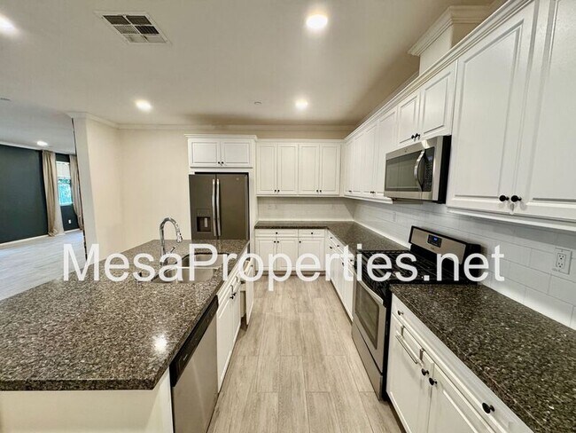 Building Photo - 3134 E La Avenida Dr