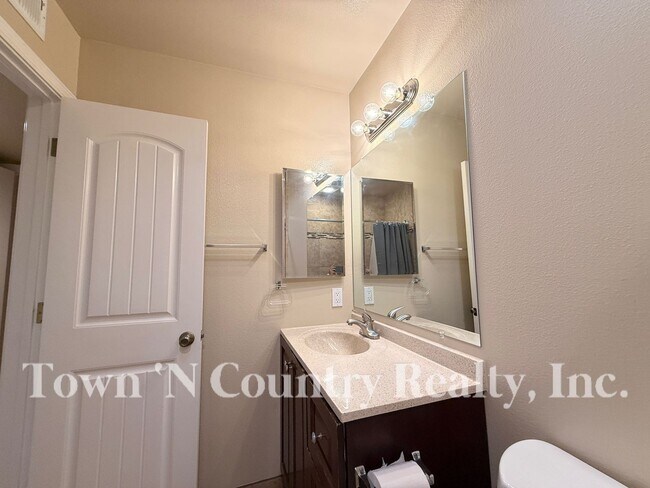 Building Photo - 1720 Cherokee Dr