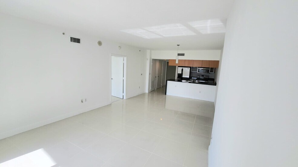 Building Photo - 1750 N Bayshore Dr