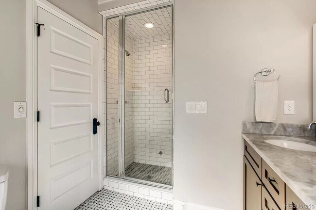 Building Photo - "Charming 4-Bed Oasis with 2.5 Baths in the Heart of Denver!"