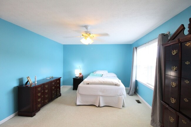 Building Photo - Charming 3-Bedroom Townhome for Rent with ...