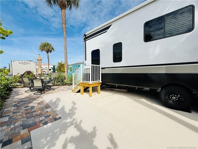 Building Photo - 10725 S Ocean Dr