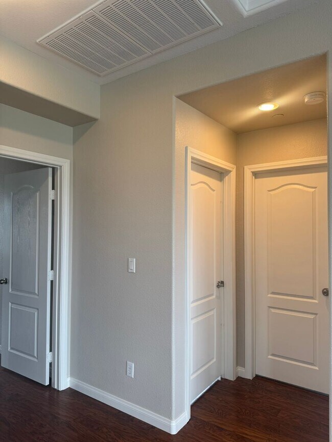 Building Photo - Adorable 3-Bed, 3-Bath Home in Gated Commu...