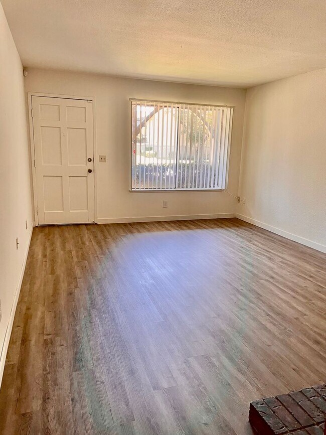 Building Photo - MONTOYA8907-8909