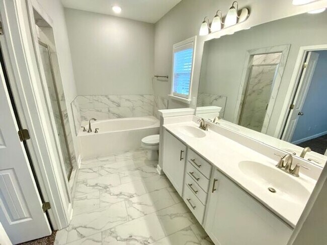 Building Photo - Move In Special! Move in by May 15, 2023 f...