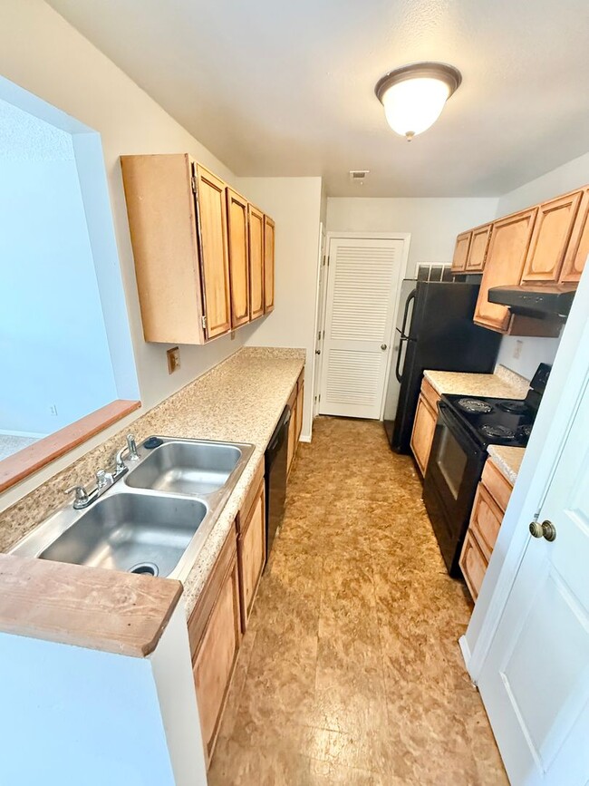 Building Photo - Move in ready 2 bedroom on Tampico