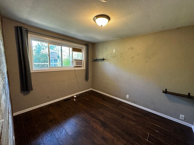 Building Photo - 636-400 NW East Thornton Lake Dr