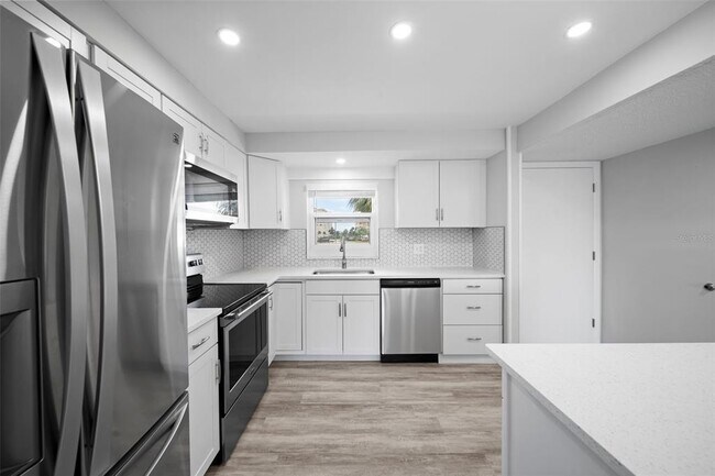 Building Photo - 4725 Cove Cir