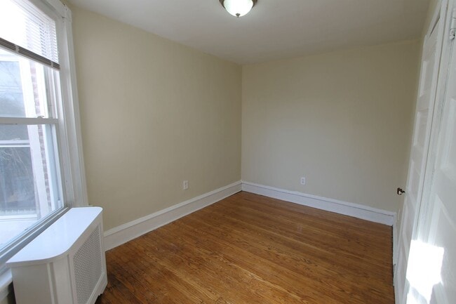 Building Photo - 124 W Pomona St