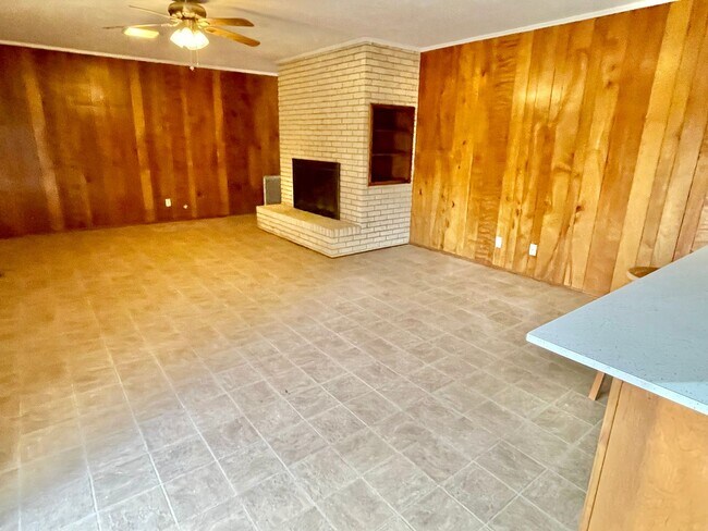 Building Photo - 4 bedroom home in the Heart of Oxford