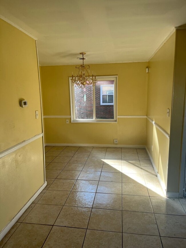 Building Photo - 2 Bedroom Home Midfield area