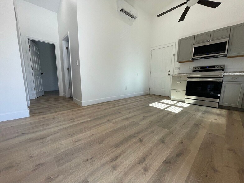 Building Photo - 21 Cody St