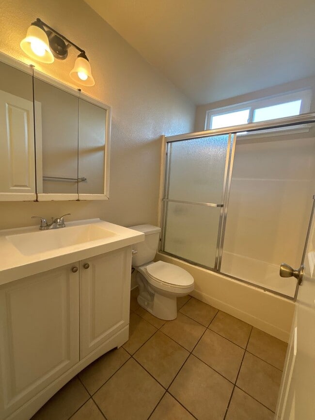 Building Photo - 2 Bedroom 1 Bath Apartment